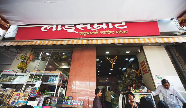 TO EAT：カレーだけじゃない、ムンバイの絶品グルメ<br>お勧めはパレル地区にある人気店「ラドゥ・サムラート」。植物性のオイルでカラリと揚げたコロッケやサモサのようなものが評判の小さな店だ