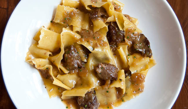 TO EAT：カレーだけじゃない、ムンバイの絶品グルメ<br>「ザ・テーブル」のメイン料理、ラムのラグーでいただくホームメイドパッパデッレ（850ルピー）