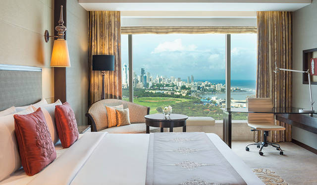 TO STAY：伝統と格式、現代インドが融合した至極のステイ<br>「セントレジス・ムンバイ」の高層階の部屋からは、海を眺めることができる