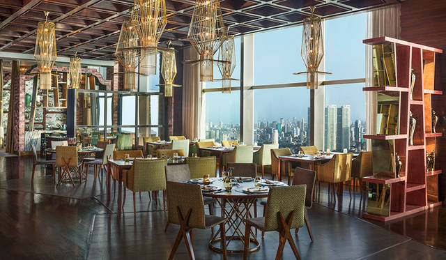 TO STAY：伝統と格式、現代インドが融合した至極のステイ<br>スタイリッシュな「セントレジス・ムンバイ」のレストランには、ムンバイのセレブリティが夜ごと集う