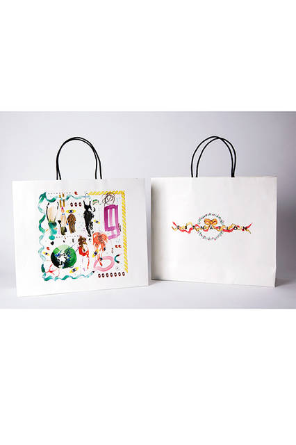 グリッツォ氏のイラストが入ったショッピングバッグ