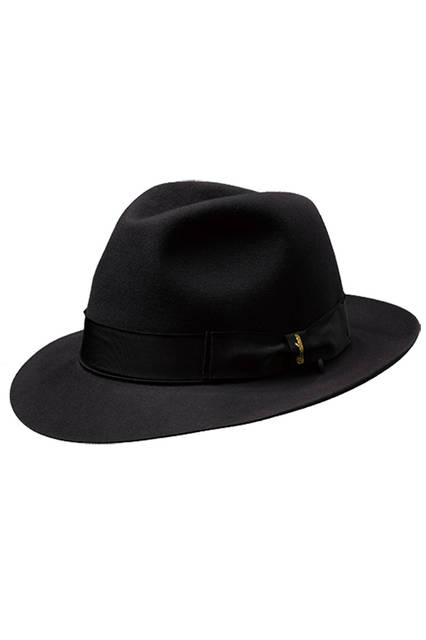 ボルサリーノの定番“クオリティ・スペリオーレ”。熟練職人の技を惜しみなく注いだボルサリーノのラインナップのなかでも上位に位置するシリーズだ。ラビット、ビーバー、グアナゴ、ビキューナなど、上質でやわらかく、しなやかな毛のみを厳選して使用している（※このモデルはラビット製）。品番4BO 54004。価格6万8040円