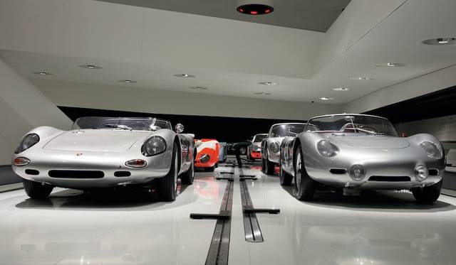 左はポルシェ 718 W-RS スパイダー（1962） 、右がポルシェ 718 RS 60 スパイダー（1960）