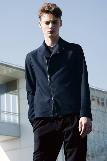 「ジョルジオ アルマーニ」のベストセラーファブリックを使ったブルゾンは、ショールカラーのライダース調のデザイン。ストレッチ性のある生地はメッシュで、アシンメトリーにレイアウトされたファスナー使いが、さり気なく洒脱な印象を与える。<br><br>ブルゾン20万8440円、パンツ、Tシャツは参考商品／ジョルジオ アルマーニ＜阪急メンズ大阪3階＞＜阪急メンズ東京3階＞