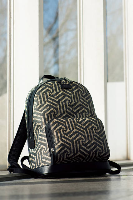 GGパターンにカレイドプリントが施されたアイコニックなバックパック。素材は環境に配慮した製法のGGスプリームキャンバスでディテール使いのレザーがラグジュアリー感をプラス。大人のカジュアルにふさわしい上品なスポーツテイストを演出してくれる。<br><br>バッグ［W31.5×H41×D14.5cm］18万1440円／グッチ＜阪急メンズ大阪2階＞＜阪急メンズ東京1階＞