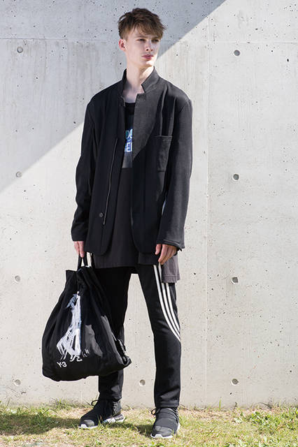 人体のムーブメントにフォーカスした今回のコレクションは、3ストライプスに動きをつけた「3 STRIPES IN MOTION 」がテーマ。スポーティーかつモードなイメージは従来のまま、どこか力の抜けたリラックス感が漂うのも大きな魅力だ。<br><br>ジャケット4万7520円、パンツ3万5640円、Tシャツ2万1060円※1月下旬入荷予定、シューズ5万220円、バッグ［W52×H55×D10cm］2万8080円／ワイスリー＜阪急メンズ大阪2階『ガラージュ D.エディット』＞＜阪急メンズ東京4階＞