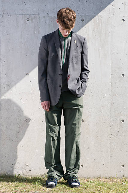 ジャケットは勲章留めのループをデザインとして取り入れつつ、上品なウールトロピカル素材でエレガントなルックスに。インナーにはフライトジャケットを連想させるトップスを合わせ、ミリタリー感のあるモダンなコーディネートに仕上げられている。<br><br>ジャケット7万5600円、パンツ5万760円、ブルゾン3万9960円、シューズ5万1840円※1月入荷予定／カラー＜阪急メンズ大阪2階『ガラージュ D.エディット』＞