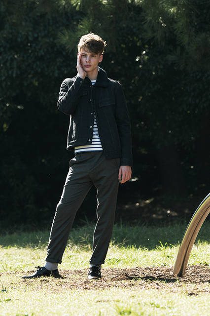 トーン・オン・トーンのボアつきのブルゾンは、さり気ないモード感とアイテムとしてのキャッチーな魅力を兼ね備えたデザイン。配色の美しいフレンチボーダースウェットとレトロフィーリングなパンツで、飾らないお洒落を実践したい。<br><br>ブルゾン4万5360円、パンツ3万5640円、スウェット2万520円、ベルト2万520円、シューズ4万8600円※シューズのみ1月下旬入荷予定／A.P.C.＜阪急メンズ東京4階＞