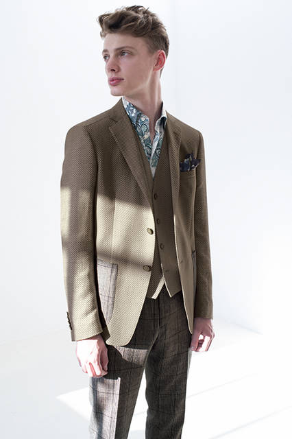 ヘリンボーンやチェック、ジオメトリックパターンをパッチワークしたジャケットはドレッシーなスタイルを遊べる大人のためのデザイン。ジレの後身頃にはアニマル柄とペイズリーがあしらわれており、後ろ姿もキャッチーに見せてくれる。<br><br>ジャケット30万2400円、パンツ7万8840円、ジレ10万3680円、シャツ5万7240円、チーフ1万5120円／エトロ＜阪急メンズ大阪3階＞＜阪急メンズ東京3階＞
