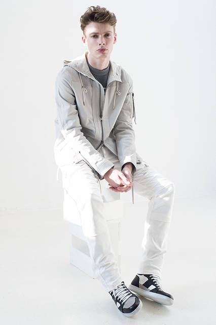 ストリートスタイルを格上げするラムレザーのジャケットは、ショルダー部分がパンチング加工となった季節感のあるデザイン。ボトムスのホワイトデニムは切り替えを多数取り入れることで、スポーティーなイメージが強調されている。<br><br>ジャケット15万9840円、デニム6万1560円（阪急メンズ限定販売）※12月下旬入荷予定、ニット3万5640円、シューズ7万2360円／ディーゼル ブラック ゴールド＜阪急メンズ大阪2階『ディーゼル』＞＜阪急メンズ東京4階『ガラージュ D.エディット』＞