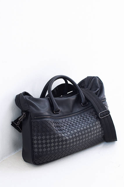 異なるカラーのイントレチャートを使い、グラデーションのようなニュアンスを表現した新作のブリーフケース。しなやかな質感のレザーは、ビジネススタイルをラグジュアリーに演出するだけでなく、上質な使い心地も味わえるだろう。<br><br>バッグ［W42×H30×D7cm］37万2600円／ボッテガ・ヴェネタ＜阪急メンズ大阪2階＞＜阪急メンズ東京1階＞