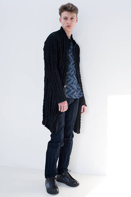 伝統的な技法である「竜巻絞り」を応用した、ハンドクラフトプリーツのコートとパンツは独特な風合いが魅力。コートはリバーシブルになっており、ジグザグ柄とチェック柄、両面をそれぞれ活かした着こなしが楽しめる。<br><br>コート10万8000円、パンツ4万6440円、Tシャツ3万240円、シューズ6万4800円／イッセイ ミヤケ メン＜阪急メンズ大阪3階＞＜阪急メンズ東京3階＞