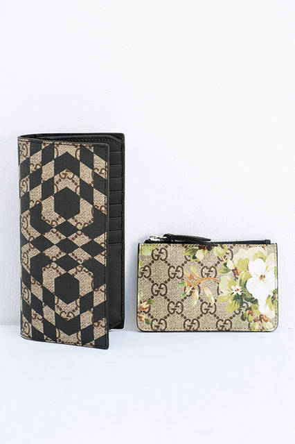 ジオメトリックなカレイドプリントのウォレットは、スマートな二つ折りで両面に札入れ、カードホルダーを備えた機能的なデザイン。GGブルームスと名づけられた花柄のデザインは、今季らしいロマンチックなテイストを主張する。<br><br>ウォレット［W9×H18cm］8万2080円、キーケース［W12.5×H7×D1.5cm］2万9160円／グッチ＜阪急メンズ大阪2階＞＜阪急メンズ東京1階＞