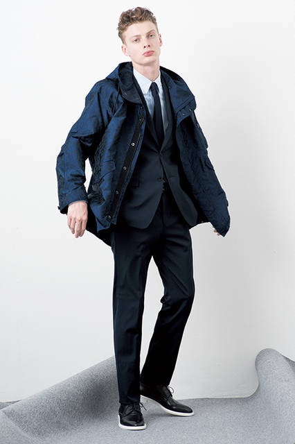 光沢のある素材でつくられたブルゾンは、レオパードのジオメトリックパターンが特徴。ベーシックなネイビーのスーツのアウターとして着こなせば、タイドアップしたコーディネートもグッとこなれた雰囲気を醸し出せる。<br><br>ブルゾン27万6480円、スーツ22万2480円（いずれも百貨店では阪急メンズ限定）※12月下旬入荷予定、シャツ、タイは参考商品、シューズ10万2600円※1月中旬入荷予定／ジバンシィ＜阪急メンズ大阪2階＞＜阪急メンズ東京2階＞
