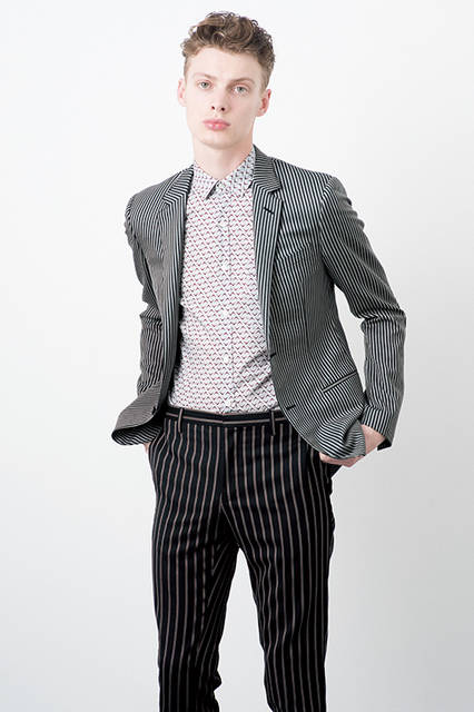 ストライプ オン ストライプをテーマに掲げた今季の新作は、低めのゴージラインが印象的なジャケットに赤を効かせたストライプのパンツをコーディネート。シックながらも品のある個性が感じられるスタイルは、このブランドならでは。<br><br>ジャケット27万6480円、パンツ9万720円、シャツ6万8040円※いずれも1月上旬入荷予定／ランバン＜阪急メンズ大阪3階＞＜阪急メンズ東京3階＞