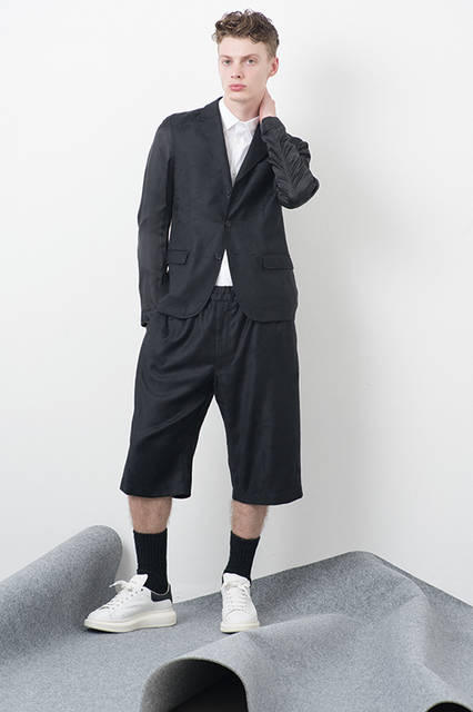 アームに光沢のある素材を使ったジャケットは、コンパクトなサイズ感で仕上げられているのがポイント。スカル柄を織り込んだパンツは、ドローコードつきのスポーティーなデザインで、ストリート感のあるテーラードスタイルを楽しめる。<br><br>ジャケット20万880円、パンツ7万200円、シャツ6万4800円、シューズ7万8840円※いずれも12月下旬入荷予定／アレキサンダー・マックイーン＜阪急メンズ大阪3階＞＜阪急メンズ東京2階＞