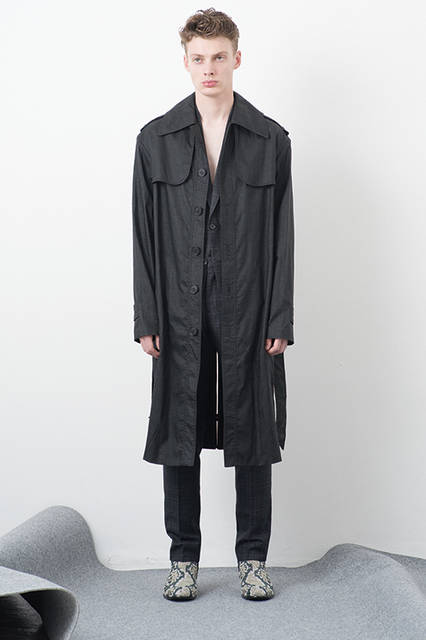 ウール×シルクのスーツはトレンドでもあるチェック柄。その上に羽織ったコートは、リネンにコーティングを施し独特な質感に。シューズは精巧な刺しゅうによってパイソン柄を表現したもので、クオリティーの高さがうかがえる。<br><br>コート31万2120円、スーツ27万4320円、ブーツ13万9320円（いずれも阪急メンズ限定販売）※スーツ、ブーツは12月下旬入荷予定／メゾン マルジェラ＜阪急メンズ大阪2階＞＜阪急メンズ東京2階＞