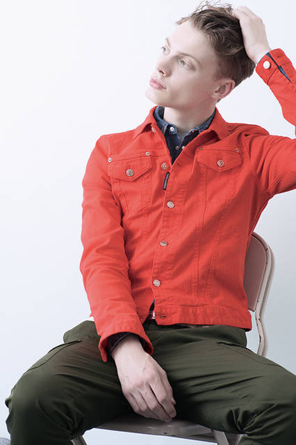 鮮やかな色目のデニムジャケットは、春夏注目のアイテム。インディゴカラーのデニムシャツとの相性も良く、カジュアルをポップな雰囲気で着こなすには必須の一着といえる。短め丈のカーゴパンツで春らしい軽やかなスタイリングを楽しみたい。<br><br>デニムジャケット8万3160円、パンツ8万3160円、シャツ7万3440円（いずれも阪急メンズ先行販売）、カットソー、ベルトは参考商品／ディースクエアード＜阪急メンズ大阪2階＞＜阪急メンズ東京2階＞