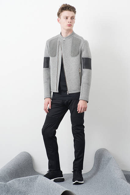 エコレザーとエコスエードのバイカージャケットはネオプレン素材でスポーティーさと着心地の良さを両立。裾からはシンプルなTシャツを覗かせて、細身のバイカーデニムを合わせれば、クリーンかつシックなストリートスタイルに。<br><br>ブルゾン17万640円、デニムパンツ8万5320円、Tシャツ2万520円、シューズは参考商品／ニール バレット＜阪急メンズ大阪2階＞＜阪急メンズ東京2階＞