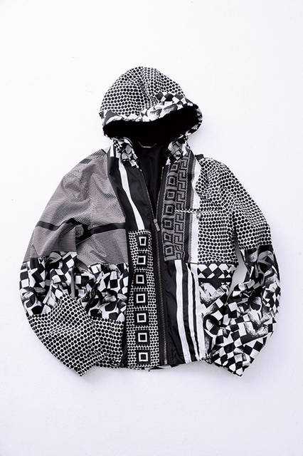 アイコニックな柄とドットパターンを組み合わせたブルゾンは、一枚でも主役級のインパクトをもたらすキーアイテム。軽やかなナイロン素材なので、スポーティーな着こなしとも相性が良く、旅先に持参するのにも便利な一着といえる。　<br><br>ブルゾン29万4840円（阪急メンズ先行販売）／ヴェルサーチ＜阪急メンズ大阪3階＞＜阪急メンズ東京2階＞
