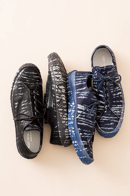 職人が一点一点絞染めをした牛革のスニーカーは、アウトソールのラバーまで統一された柄になった、こだわりのあるデザイン。アッパーはシューレースを覆い隠すようなデザインにすることで、上品な雰囲気に仕上がっている。<br><br>シューズ各5万1840円※1月上旬入荷予定／イッセイ ミヤケ メン＜阪急メンズ大阪3階＞＜阪急メンズ東京3階＞