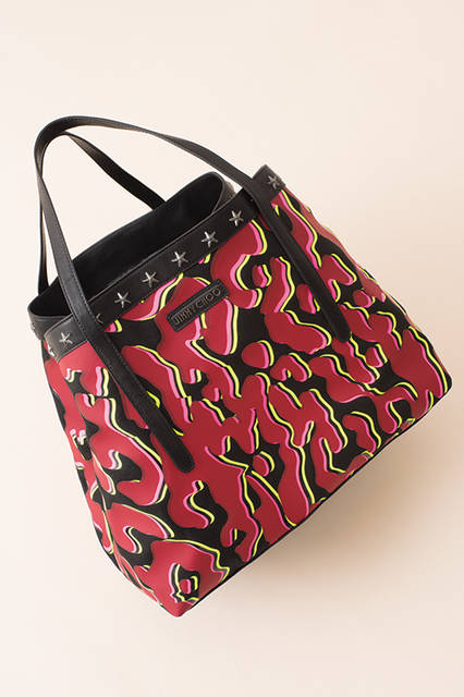 メンズコレクションのなかでも高い人気を誇るピムリコ。その阪急メンズ限定モデルは、サイケデリックカルチャーからインスパイアされたグラフィックが印象的。内側にはストラップがついており、形状を変えられるのもメリットだ。<br><br>バッグ23万7600円［W40×H32.5×D20cm］（阪急メンズ限定販売）／ジミー チュウ＜阪急メンズ大阪2階＞＜阪急メンズ東京2階＞