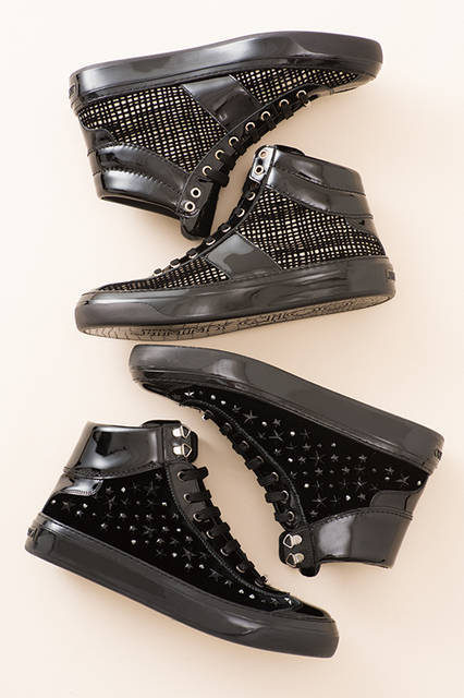 上／ゴールドグリッターのうえにクロッキング加工を施したスニーカー「ベルグラヴィア」。下／ベルベットにスタースタッズとブラッククリスタルをアレンジした「アーガイル」。ともにフォーマルのハズシとしても使える洒脱な一足だ。<br><br>シューズ上 10万1520円、下 13万9320円／ジミー チュウ＜阪急メンズ大阪2階＞＜阪急メンズ東京2階＞