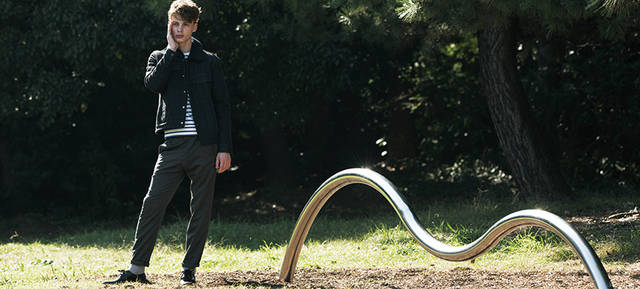 トーン・オン・トーンのボアつきのブルゾンは、さり気ないモード感とアイテムとしてのキャッチーな魅力を兼ね備えたデザイン。配色の美しいフレンチボーダースウェットとレトロフィーリングなパンツで、飾らないお洒落を実践したい。<br><br>ブルゾン45,360円、パンツ35,640円、スウェット20,520円、ベルト20,520円、シューズ48,600円※シューズのみ1月下旬入荷予定／A.P.C.＜阪急メンズ東京4階＞