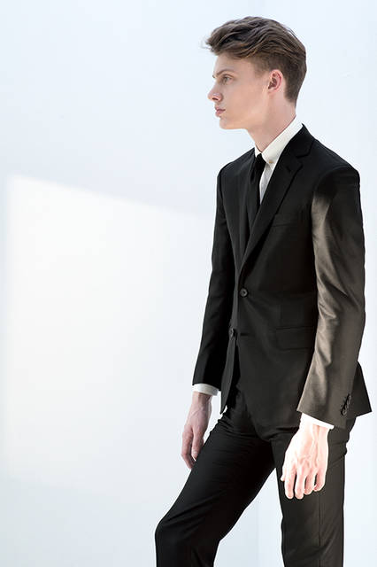 セカンドスキンというブリオーニの精神をスーツとして具現化。胸周りや胸元の動きやすさを妥協することなく、緊張感のあるタイトなシルエットに。ラペルは細めの7cm幅で、着丈もコンパクトにすることでモダンな印象に仕上がっている。<br><br>スーツ55万800円／ブリオーニ＜阪急メンズ大阪3階＞＜阪急メンズ東京3階＞