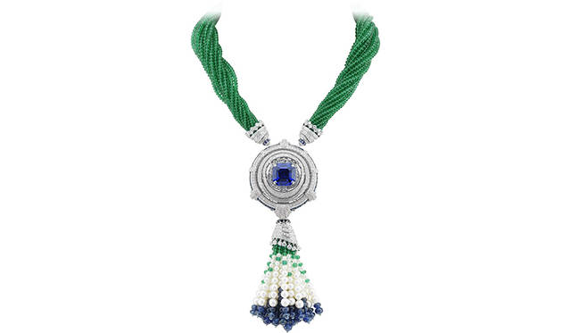 ミロワールアンシャンテポーダンヌが自身を映し出してうっとりした手鏡