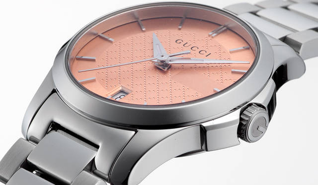 日本の女性の肌の色に合うアプリコットが限定カラーとして登場。Gモチーフとディアマンテパターンをあしらったダイヤルはグッチの世界観を表現。丸みを帯びた針もデザインアクセント<br /><br /><strong>G-タイムレス ジャパン リミテッド エディション<br/>日本限定</strong><br/>ケース｜ステンレススチール<br/>直径｜27mm<br/>ムーブメント｜クォーツ<br/>防水｜5気圧<br/>ブレスレット｜ステンレススチール<br/>価格｜9万6120円