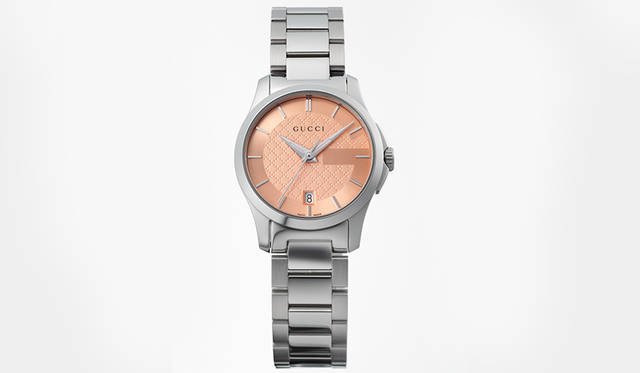 <strong>G-タイムレス コレクション<br/>日本限定</strong><br/>ケース｜ステンレススチール<br/>直径｜27mm<br/>ムーブメント｜クォーツ<br/>防水｜5気圧<br/>ストラップ｜レザー<br/>価格｜8万6400円