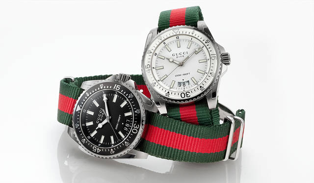 スポーティ、クラシック、そしてスタイリッシュさを兼ね備えたデザイン。NATOストラップと組み合わせ、ミリタリーに現代的なアレンジを加えたテイストに仕上がっている<br/><br/><strong>グッチ ダイヴ</strong><br/>ケース｜ステンレススチール<br/>直径｜45mm<br/>ムーブメント｜クォーツ<br/>防水｜20気圧<br/>ストラップ｜ナイロン製NATOストラップ<br/>機能｜逆回転防止ベゼル<br/>価格｜12万9600円