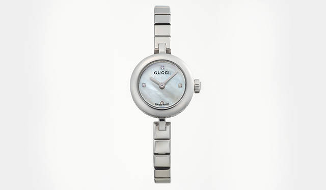 <strong>ディアマンティッシマ ウォッチ</strong><br />ケース｜ステンレススチール<br />直径｜22mm<br />ムーブメント｜クォーツ<br />防水｜5気圧<br />ブレスレット｜ステンレススチール<br />価格｜12万9600円