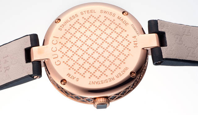 ディアマンテパターンはダイヤル、サイド、ケースバックにも施されている。とくにケースサイドは立体的に表現することで、上質さを演出している<br /><br /><strong>ディアマンティッシマ ウォッチ</strong><br />ケース｜ピンクゴールドPVD ＆ ブラックPVD<br />直径｜32mm（27mmモデルもあり）<br />ムーブメント｜クォーツ<br />防水｜5気圧<br />ストラップ｜レザー<br />価格｜11万8800円