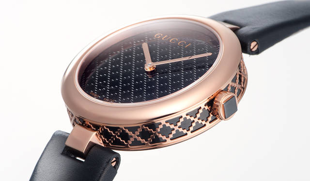 ダイヤルだけでなく、ケースサイドとケースバックにまでディアマンテパターンが刻まれている<br /><br /><strong>ディアマンティッシマ ウォッチ</strong><br />ケース｜ピンクゴールドPVD ＆ ブラックPVD<br />直径｜32mm（27mmモデルもあり）<br />ムーブメント｜クォーツ<br />防水｜5気圧<br />ストラップ｜レザー<br />価格｜11万8800円