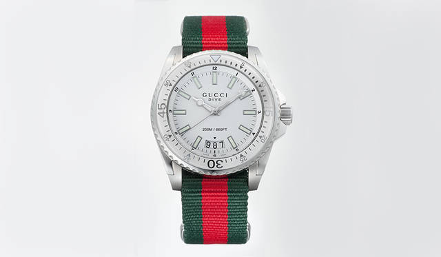 <strong>グッチ ダイヴ</strong><br/>ケース｜ステンレススチール<br/>直径｜45mm<br/>ムーブメント｜クォーツ<br/>防水｜20気圧<br/>ストラップ｜ナイロン製NATOストラップ<br/>機能｜逆回転防止ベゼル<br/>価格｜12万9600円