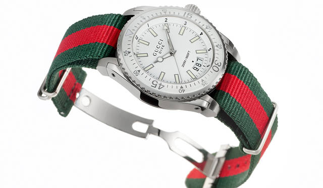 <strong>グッチ ダイヴ</strong><br/>ケース｜ステンレススチール<br/>直径｜45mm<br/>ムーブメント｜クォーツ<br/>防水｜20気圧<br/>ストラップ｜ナイロン製NATOストラップ<br/>機能｜逆回転防止ベゼル<br/>価格｜12万9600円
