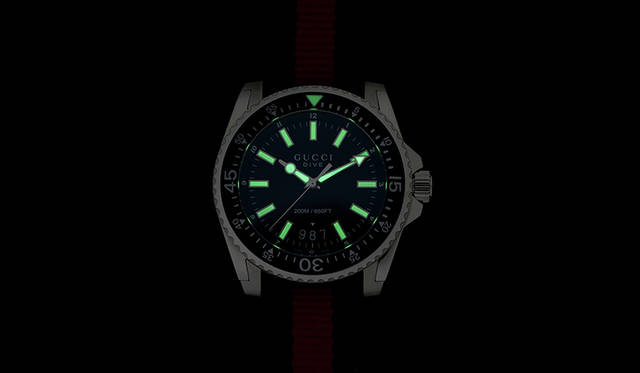 ダイヤルのバーインデックスには、ルミノバと呼ばれる蓄光塗料が塗布されている<br /><br /><strong>グッチ ダイヴ</strong><br/>ケース｜ステンレススチール<br/>直径｜45mm<br/>ムーブメント｜クォーツ<br/>防水｜20気圧<br/>ストラップ｜ナイロン製NATOストラップ<br/>機能｜逆回転防止ベゼル<br/>価格｜12万9600円