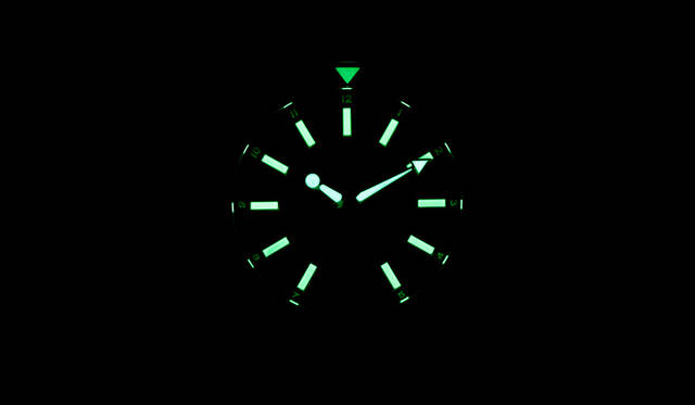 ベゼルにも蓄光塗料であるルミノバを採用。回転ベゼルを暗闇でも有効に活用できる<br /><br /><strong>グッチ ダイヴ</strong><br/>ケース｜ステンレススチール<br/>直径｜45mm<br/>ムーブメント｜クォーツ<br/>防水｜20気圧<br/>ストラップ｜ナイロン製NATOストラップ<br/>機能｜逆回転防止ベゼル<br/>価格｜12万9600円