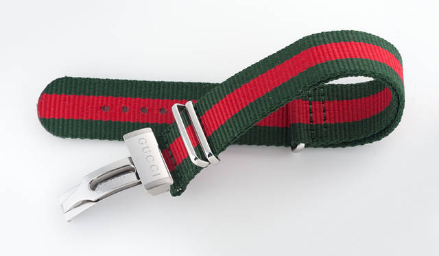 <strong>グッチ ダイヴ</strong><br/>ケース｜ステンレススチール<br/>直径｜45mm<br/>ムーブメント｜クォーツ<br/>防水｜20気圧<br/>ストラップ｜ナイロン製NATOストラップ<br/>機能｜逆回転防止ベゼル<br/>価格｜12万9600円