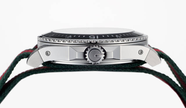 ケースの両サイドには、デザインのアクセントとしてポリッシュ仕上げのパーツが装着されている<br /><br /><strong>グッチ ダイヴ</strong><br/>ケース｜ステンレススチール<br/>直径｜45mm<br/>ムーブメント｜クォーツ<br/>防水｜20気圧<br/>ストラップ｜ナイロン製NATOストラップ<br/>機能｜逆回転防止ベゼル<br/>価格｜12万9600円