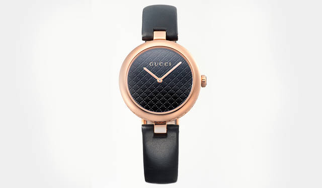 <strong>ディアマンティッシマ ウォッチ</strong><br />ケース｜ピンクゴールドPVD ＆ ブラックPVD<br />直径｜32mm（27mmモデルもあり）<br />ムーブメント｜クォーツ<br />防水｜5気圧<br />ストラップ｜レザー<br />価格｜11万8800円