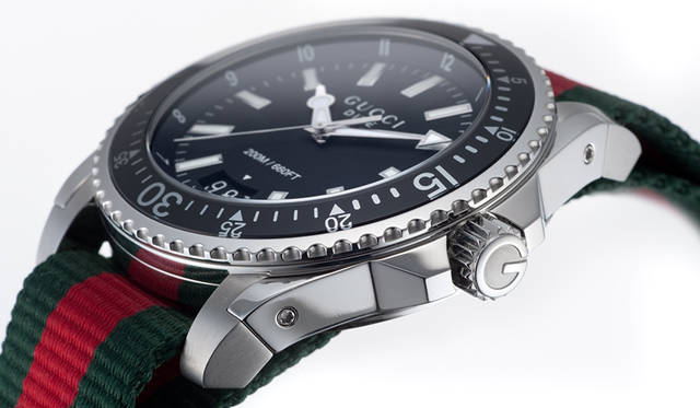 ポリッシュとブラッシュ仕上げという磨き方の異なるパーツを組み合わせたラグ。これにより立体感と高級感が表現されている。こうした細部へのこだわりがグッチの美学といえよう<br/><br/><strong>グッチ ダイヴ</strong><br/>ケース｜ステンレススチール<br/>直径｜45mm<br/>ムーブメント｜クォーツ<br/>防水｜20気圧<br/>ストラップ｜ナイロン製NATOストラップ<br/>機能｜逆回転防止ベゼル<br/>価格｜12万9600円