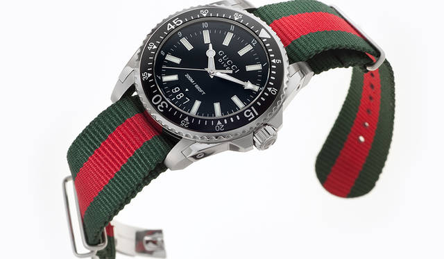 逆回転防止機構を採用したベゼルを装備している<br /><br /><strong>グッチ ダイヴ</strong><br/>ケース｜ステンレススチール<br/>直径｜45mm<br/>ムーブメント｜クォーツ<br/>防水｜20気圧<br/>ストラップ｜ナイロン製NATOストラップ<br/>機能｜逆回転防止ベゼル<br/>価格｜12万9600円