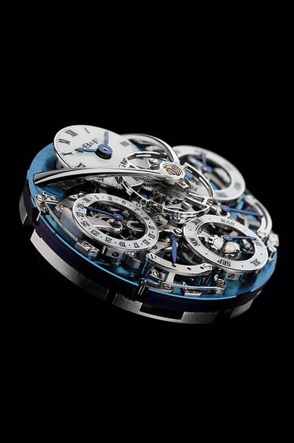 “メカニカル・プロセッサー”搭載のパーペチュアルカレンダー機構を搭載した、世界初のウォッチ。文字盤の中央で、やはり画期的な2階建て式、テンプを風防側に露出させた脱進調速機構が時を刻む<br /><br /><strong>レガシー・マシン パーペチュアル</strong><br />ケース｜レッドゴールド、またはプラチナ、シースルーバック<br />直径｜44mm<br />厚さ｜17.5mm<br />ムーブメント｜手巻き、ダブルバレル<br />パワーリザーブ｜約72時間<br />振動数｜1万8000振動／時<br />機能｜時、分、曜日、日付、レトログラード式うるう年、パワーリザーブ表示<br />ストラップ｜アリゲーター<br />防水｜30m防水<br />価格｜13万8000スイスフラン（レッドゴールド）、16万8000スイスフラン（プラチナ）