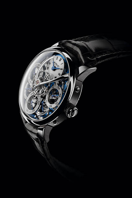 “メカニカル・プロセッサー”搭載のパーペチュアルカレンダー機構を搭載した、世界初のウォッチ。文字盤の中央で、やはり画期的な2階建て式、テンプを風防側に露出させた脱進調速機構が時を刻む<br /><br /><strong>レガシー・マシン パーペチュアル</strong><br />ケース｜レッドゴールド、またはプラチナ、シースルーバック<br />直径｜44mm<br />厚さ｜17.5mm<br />ムーブメント｜手巻き、ダブルバレル<br />パワーリザーブ｜約72時間<br />振動数｜1万8000振動／時<br />機能｜時、分、曜日、日付、レトログラード式うるう年、パワーリザーブ表示<br />ストラップ｜アリゲーター<br />防水｜30m防水<br />価格｜13万8000スイスフラン（レッドゴールド）、16万8000スイスフラン（プラチナ）