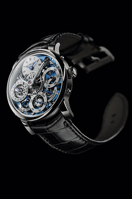 “メカニカル・プロセッサー”搭載のパーペチュアルカレンダー機構を搭載した、世界初のウォッチ。文字盤の中央で、やはり画期的な2階建て式、テンプを風防側に露出させた脱進調速機構が時を刻む<br /><br /><strong>レガシー・マシン パーペチュアル</strong><br />ケース｜レッドゴールド、またはプラチナ、シースルーバック<br />直径｜44mm<br />厚さ｜17.5mm<br />ムーブメント｜手巻き、ダブルバレル<br />パワーリザーブ｜約72時間<br />振動数｜1万8000振動／時<br />機能｜時、分、曜日、日付、レトログラード式うるう年、パワーリザーブ表示<br />ストラップ｜アリゲーター<br />防水｜30m防水<br />価格｜13万8000スイスフラン（レッドゴールド）、16万8000スイスフラン（プラチナ）