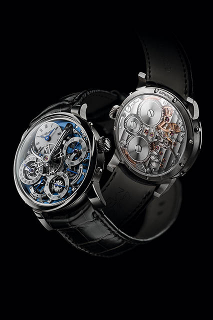 “メカニカル・プロセッサー”搭載のパーペチュアルカレンダー機構を搭載した、世界初のウォッチ。文字盤の中央で、やはり画期的な2階建て式、テンプを風防側に露出させた脱進調速機構が時を刻む<br /><br /><strong>レガシー・マシン パーペチュアル</strong><br />ケース｜レッドゴールド、またはプラチナ、シースルーバック<br />直径｜44mm<br />厚さ｜17.5mm<br />ムーブメント｜手巻き、ダブルバレル<br />パワーリザーブ｜約72時間<br />振動数｜1万8000振動／時<br />機能｜時、分、曜日、日付、レトログラード式うるう年、パワーリザーブ表示<br />ストラップ｜アリゲーター<br />防水｜30m防水<br />価格｜13万8000スイスフラン（レッドゴールド）、16万8000スイスフラン（プラチナ）