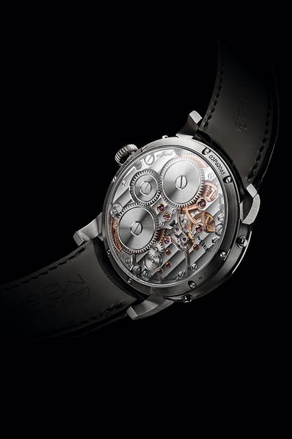 “メカニカル・プロセッサー”搭載のパーペチュアルカレンダー機構を搭載した、世界初のウォッチ。文字盤の中央で、やはり画期的な2階建て式、テンプを風防側に露出させた脱進調速機構が時を刻む<br /><br /><strong>レガシー・マシン パーペチュアル</strong><br />ケース｜レッドゴールド、またはプラチナ、シースルーバック<br />直径｜44mm<br />厚さ｜17.5mm<br />ムーブメント｜手巻き、ダブルバレル<br />パワーリザーブ｜約72時間<br />振動数｜1万8000振動／時<br />機能｜時、分、曜日、日付、レトログラード式うるう年、パワーリザーブ表示<br />ストラップ｜アリゲーター<br />防水｜30m防水<br />価格｜13万8000スイスフラン（レッドゴールド）、16万8000スイスフラン（プラチナ）